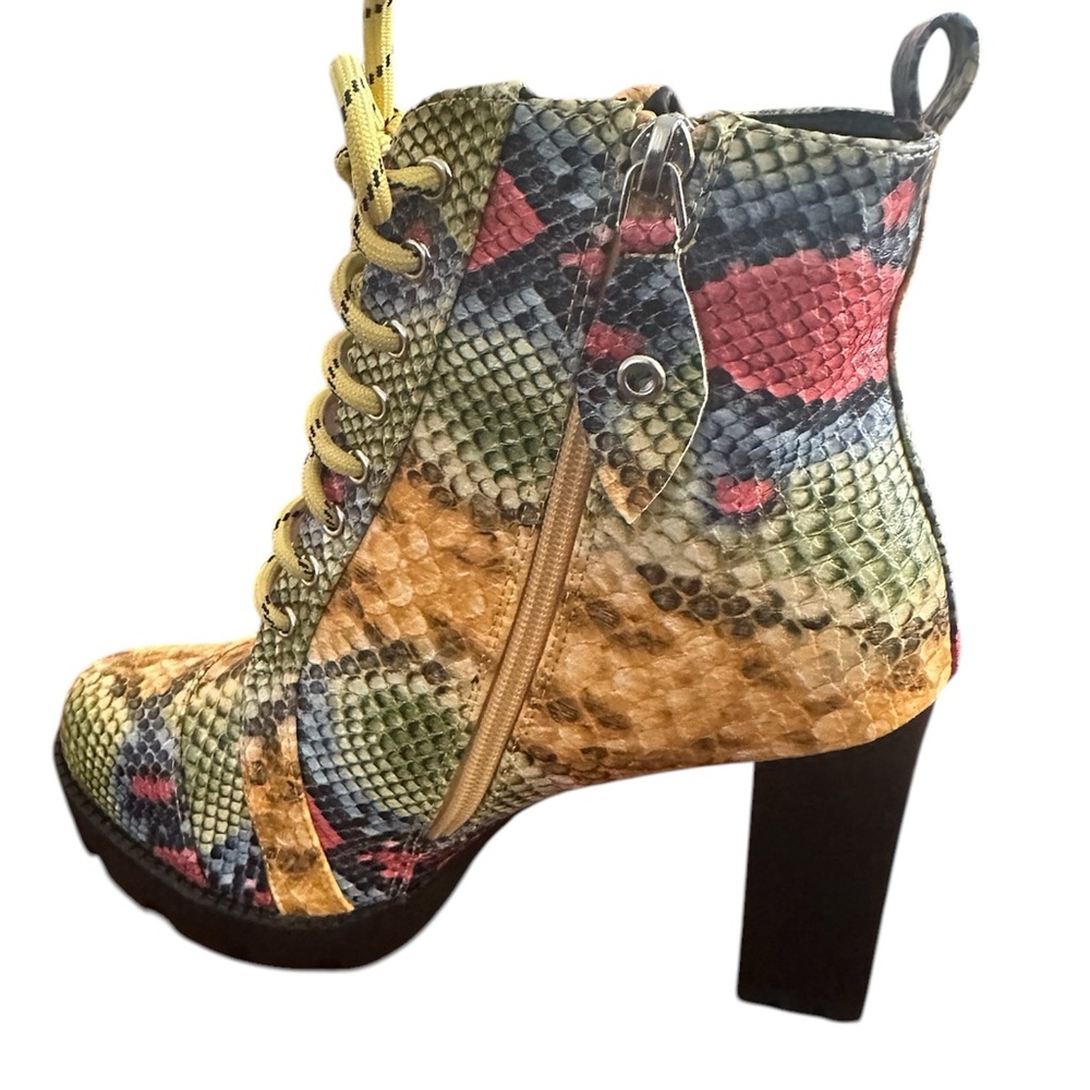 NIB Kayleen by Los Angeles Yellowsnake Embossed Lace & Zip up Booties Size 8.5